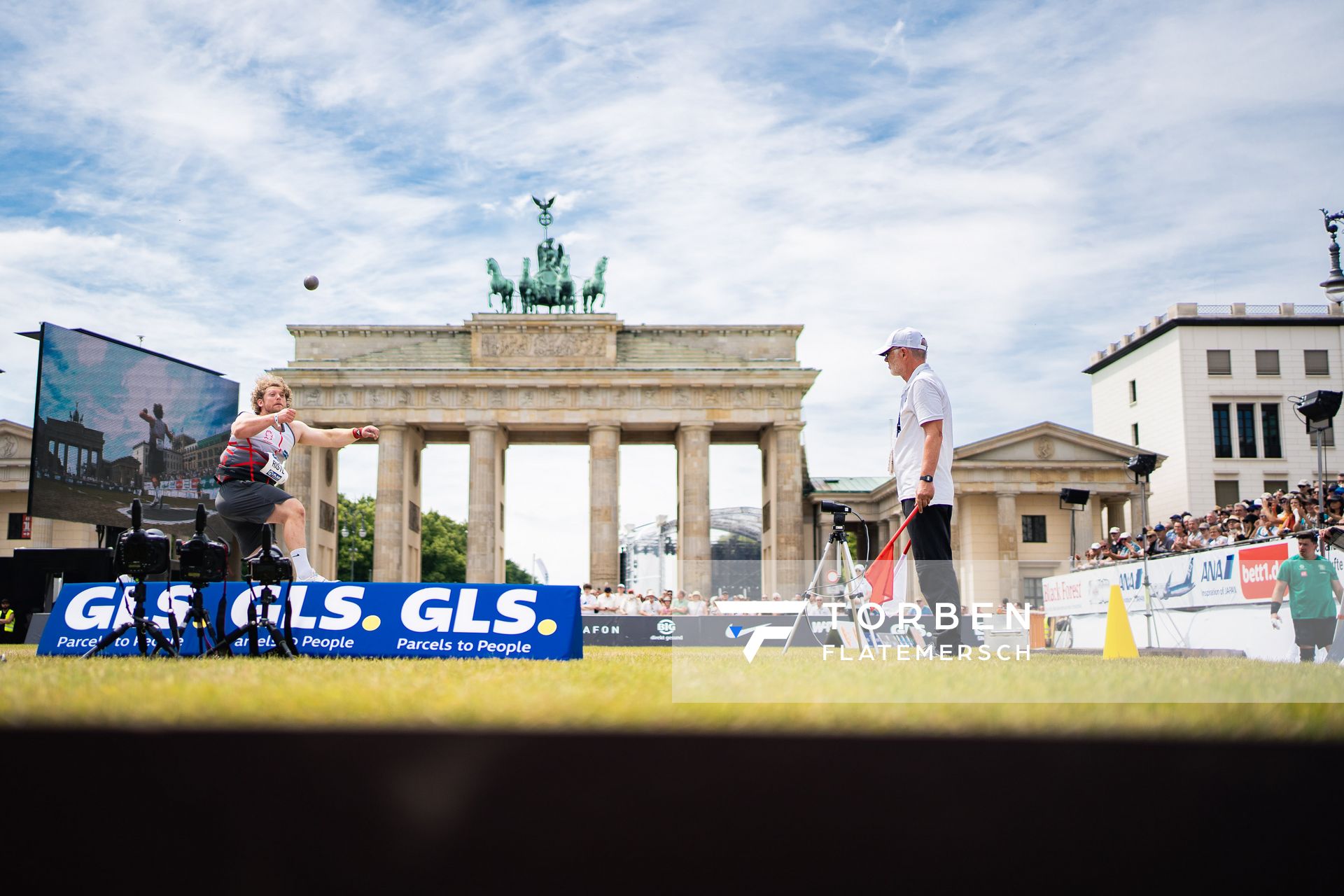 Silas Ristl (LAC Essingen) beim Kugelstossen waehrend der deutschen Leichtathletik-Meisterschaften auf dem Pariser Platz am 24.06.2022 in Berlin